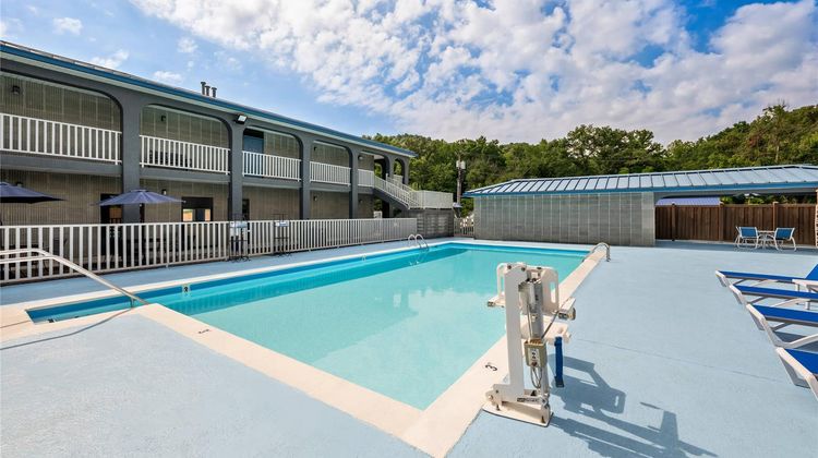 Quality Inn Pool