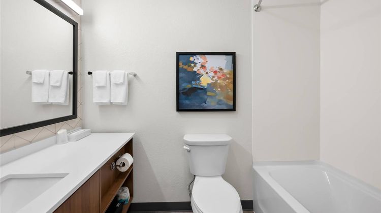 Everhome Suites Portsmouth - Newington Room