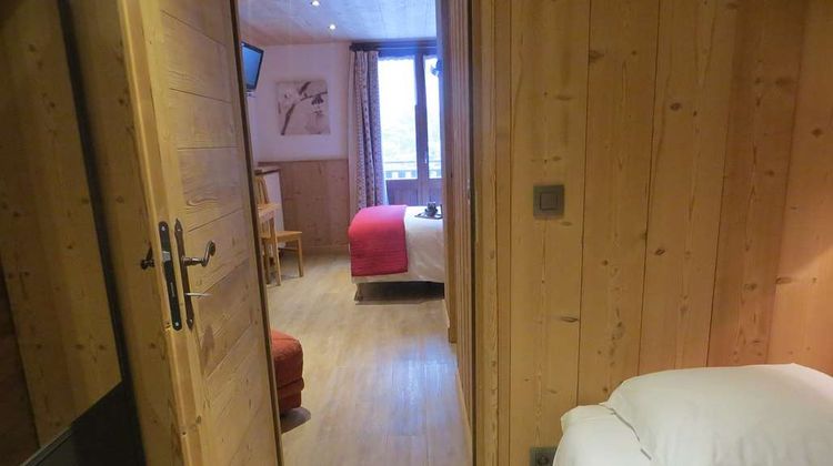 Arveyron Hotel Room