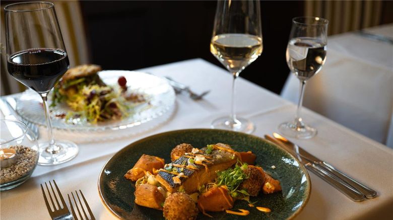 <b>Hotel SchreiberHof Restaurant</b>. Images powered by <a href="https://iceportal.shijigroup.com/" title="IcePortal" target="_blank">IcePortal</a>.