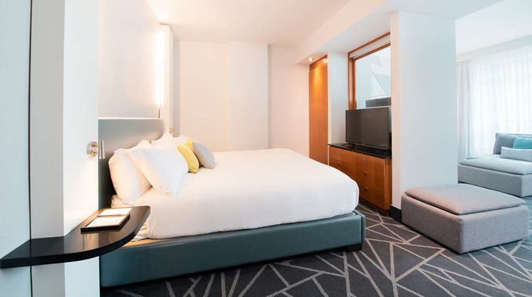 Warwick Le Crystal Montreal Room