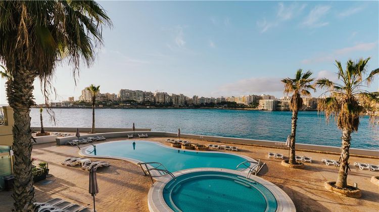 Cavalieri Hotel Malta Pool