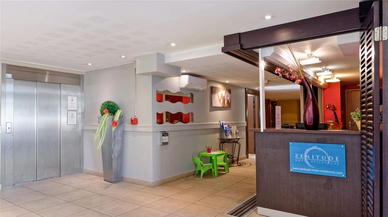 <b>Comfort Aparthotel Six-Fours Lobby</b>. Images powered by <a href="https://iceportal.shijigroup.com/" title="IcePortal" target="_blank">IcePortal</a>.
