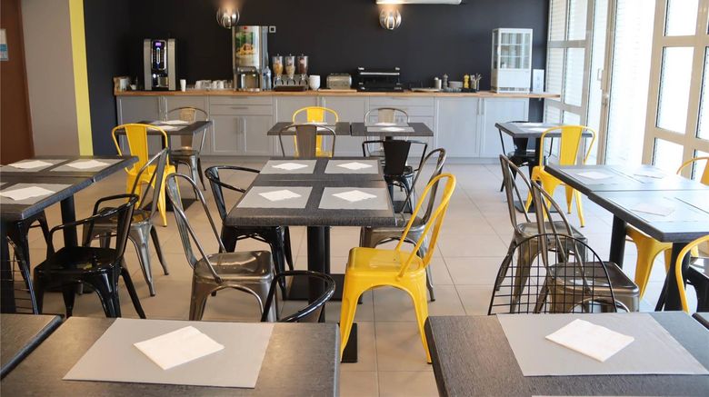 <b>Comfort Aparthotel Six-Fours Restaurant</b>. Images powered by <a href="https://iceportal.shijigroup.com/" title="IcePortal" target="_blank">IcePortal</a>.