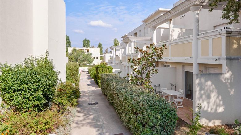<b>Comfort Aparthotel Six-Fours Exterior</b>. Images powered by <a href="https://iceportal.shijigroup.com/" title="IcePortal" target="_blank">IcePortal</a>.