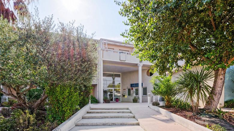 <b>Comfort Aparthotel Six-Fours Exterior</b>. Images powered by <a href="https://iceportal.shijigroup.com/" title="IcePortal" target="_blank">IcePortal</a>.