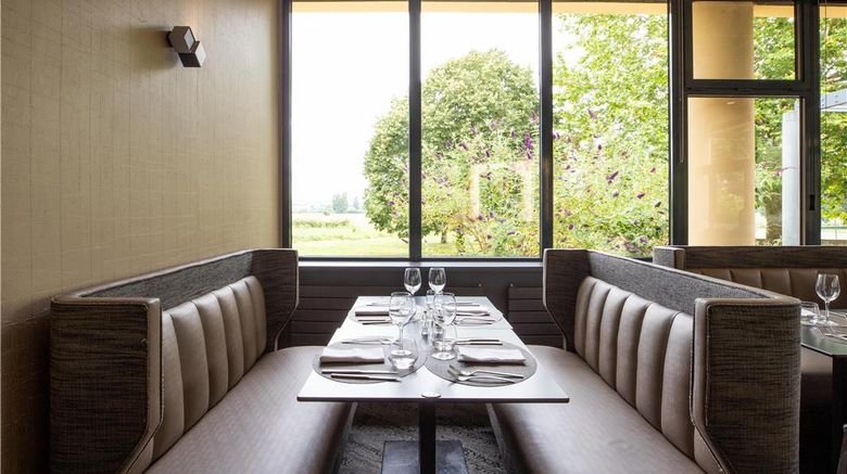 <b>Hotel Le Paddock Restaurant</b>. Images powered by <a href="https://iceportal.shijigroup.com/" title="IcePortal" target="_blank">IcePortal</a>.