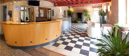 Hotel Le Paddock Lobby