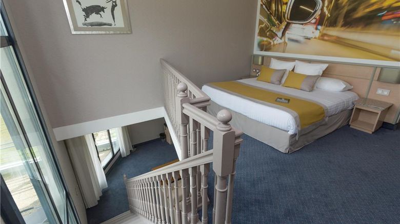 <b>Hotel Le Paddock Suite</b>. Images powered by <a href="https://iceportal.shijigroup.com/" title="IcePortal" target="_blank">IcePortal</a>.