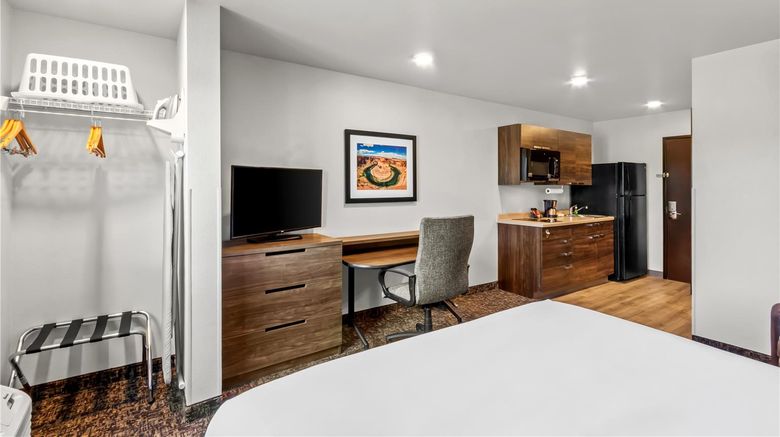 <b>Sonesta Simply Suites Avondale Room</b>. Images powered by <a href="https://iceportal.shijigroup.com/" title="IcePortal" target="_blank">IcePortal</a>.