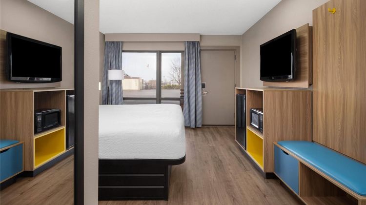 Days Inn St Charles Room