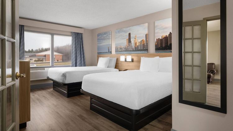 Days Inn St Charles Suite