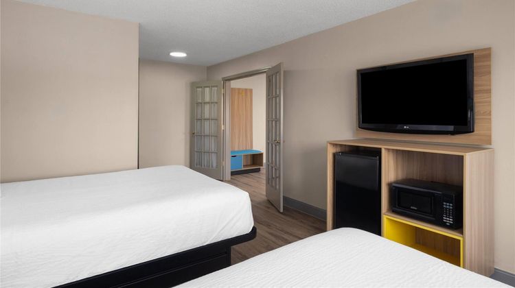 Days Inn St Charles Suite