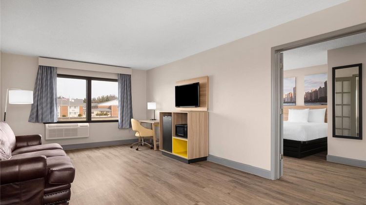 Days Inn St Charles Suite