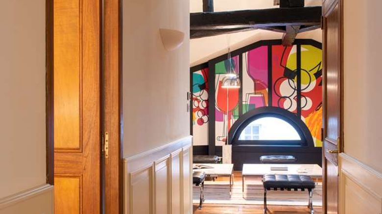 <b>L'Hotel de Beaune Suite</b>. Images powered by <a href="https://iceportal.shijigroup.com/" title="IcePortal" target="_blank">IcePortal</a>.