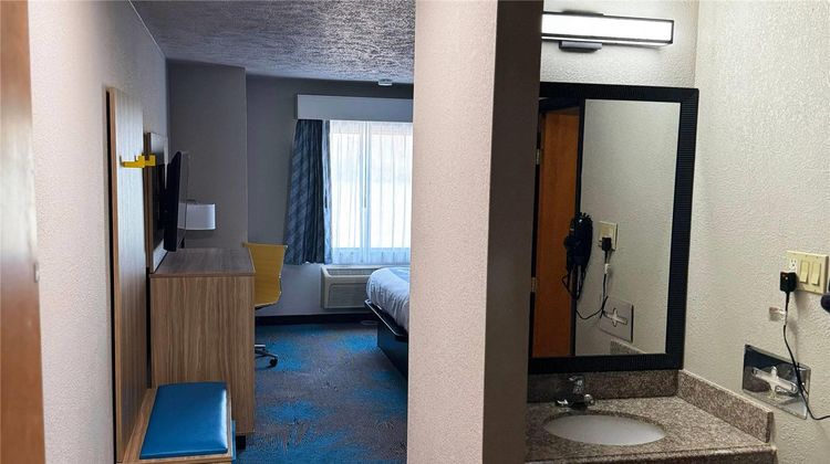 Days Inn by Wyndham Lincoln Room
