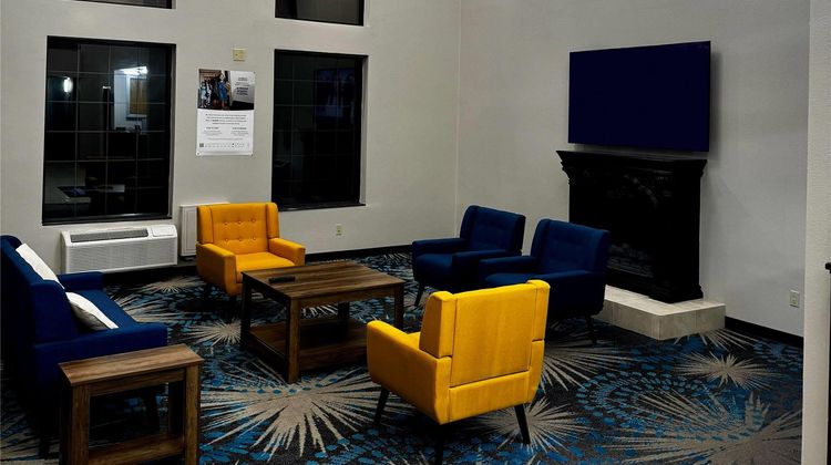 Days Inn by Wyndham Lincoln Lobby