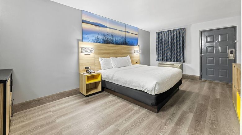 <b>Scottish Inns and Suites Texas City Room</b>. Images powered by <a href="https://iceportal.shijigroup.com/" title="IcePortal" target="_blank">IcePortal</a>.
