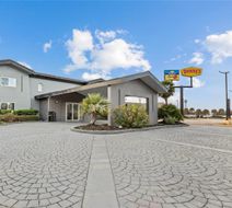 Scottish Inns and Suites Texas City Exterior