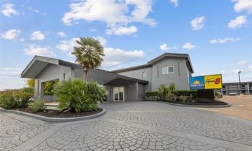 Days Inn & Suites Texas City