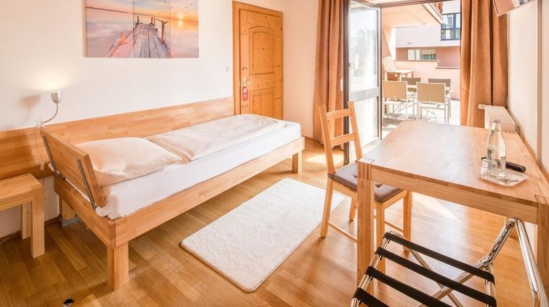 <b>Hotel Meridian Room</b>. Images powered by <a href="https://iceportal.shijigroup.com/" title="IcePortal" target="_blank">IcePortal</a>.
