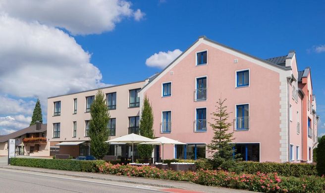 Hotel Meridian Exterior