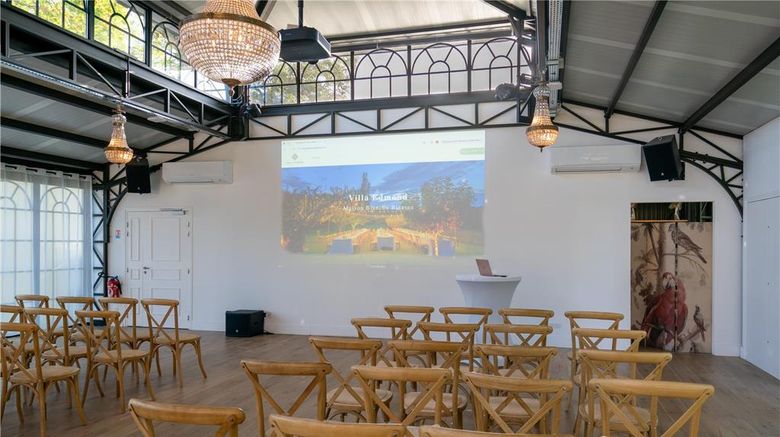 <b>Villa Edmond Maison Blanche Bievres Meeting</b>. Images powered by <a href="https://iceportal.shijigroup.com/" title="IcePortal" target="_blank">IcePortal</a>.