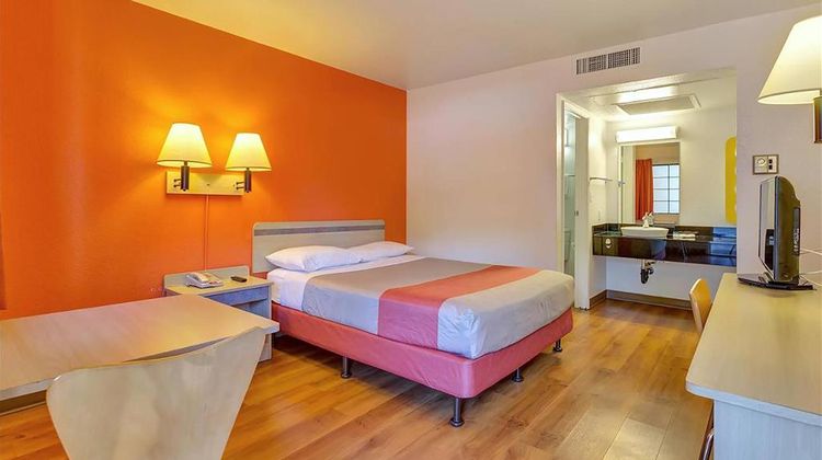 Super 8 by Wyndham Santa Rosa North Room