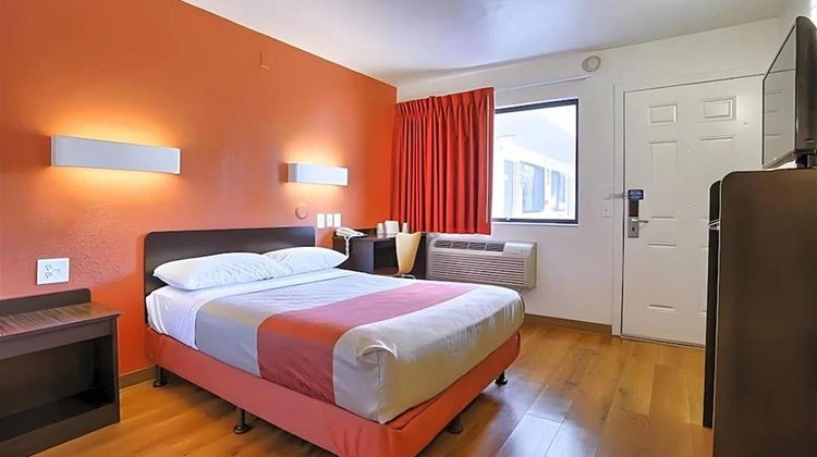 Super 8 by Wyndham Walnut Creek Room