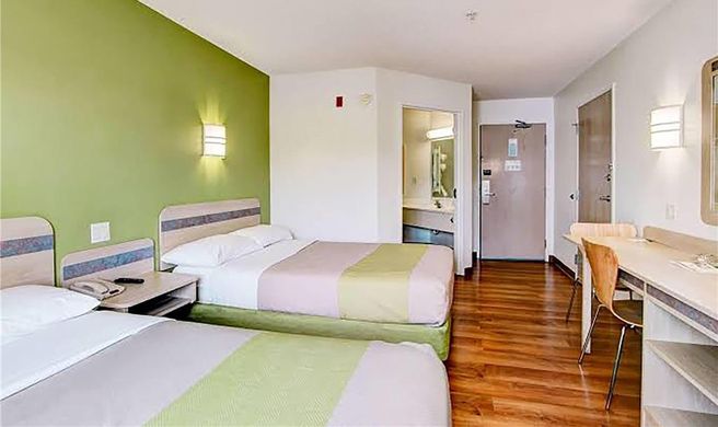 Super 8 by Wyndham Aurora East Room