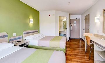 Super 8 by Wyndham Aurora East