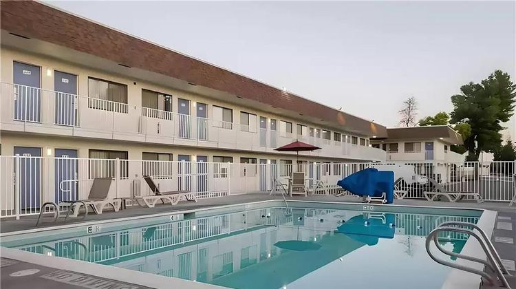 Super 8 by Wyndham Turlock Pool