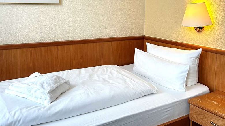 <b>City Hotel Valois Room</b>. Images powered by <a href="https://iceportal.shijigroup.com/" title="IcePortal" target="_blank">IcePortal</a>.