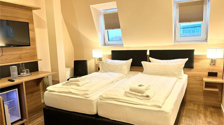 City Hotel Valois Room. Images powered by <a href="https://iceportal.shijigroup.com" target="_blank" rel="noopener">Ice Portal</a>.