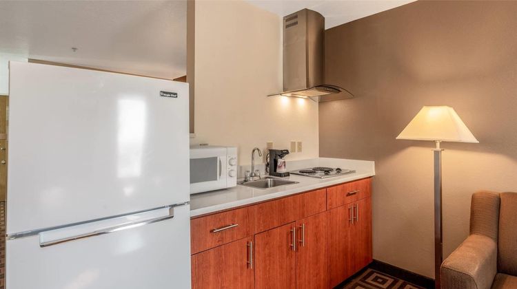 Quality Inn & Suites Tri-Cities Room