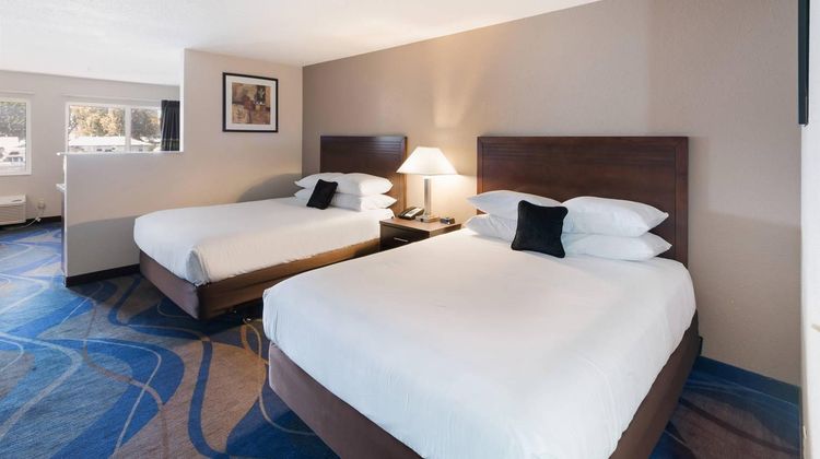 Quality Inn & Suites Tri-Cities Suite