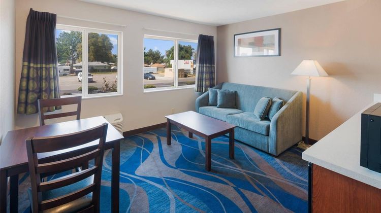 Quality Inn & Suites Tri-Cities Suite