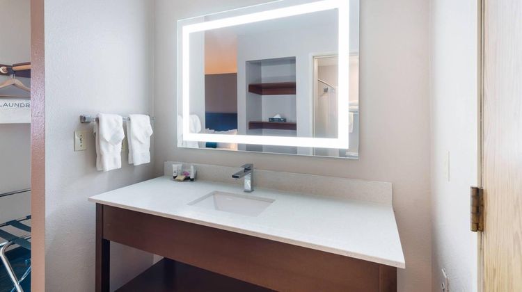 Quality Inn & Suites Tri-Cities Room