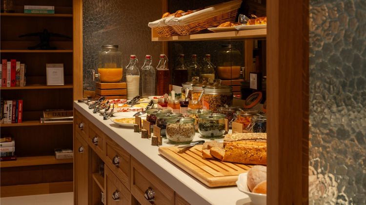 9Hotel Chelton Restaurant