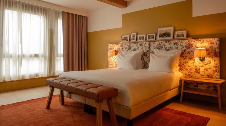 9Hotel Chelton Room