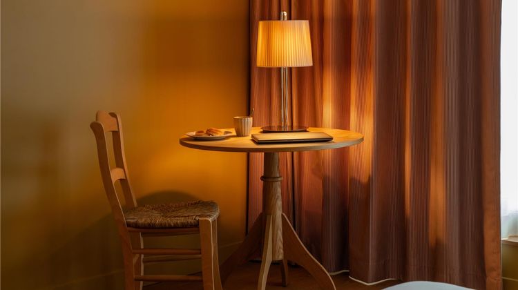 9Hotel Chelton Room