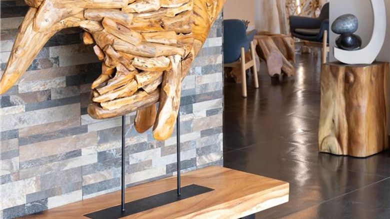 <b>Golfe Hotel Lobby</b>. Images powered by <a href="https://iceportal.shijigroup.com/" title="IcePortal" target="_blank">IcePortal</a>.