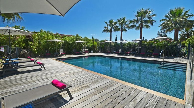 <b>Golfe Hotel Pool</b>. Images powered by <a href="https://iceportal.shijigroup.com/" title="IcePortal" target="_blank">IcePortal</a>.
