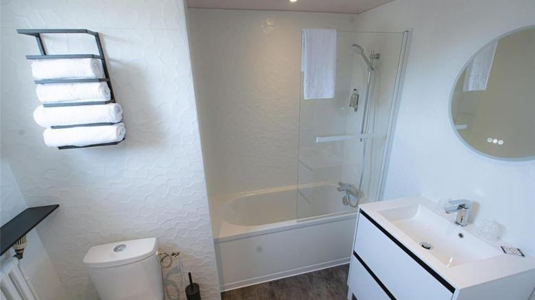 <b>Hotel Central Room</b>. Images powered by <a href="https://iceportal.shijigroup.com/" title="IcePortal" target="_blank">IcePortal</a>.
