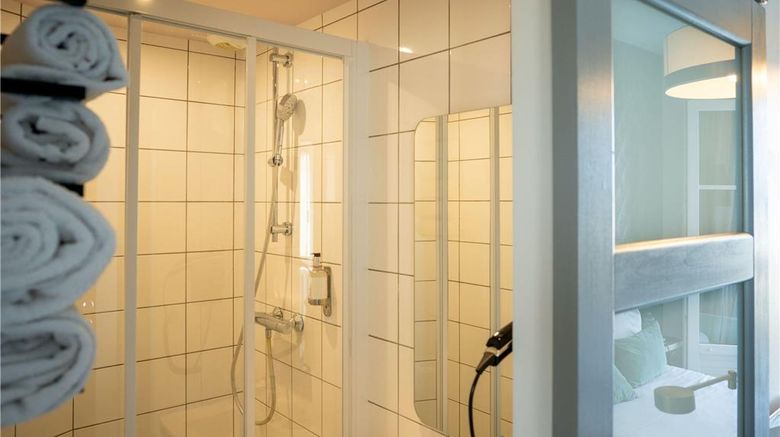 <b>Hotel Central Room</b>. Images powered by <a href="https://iceportal.shijigroup.com/" title="IcePortal" target="_blank">IcePortal</a>.
