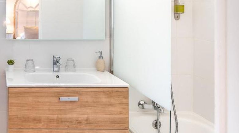 <b>Hotel de la Porte Saint Malo Room</b>. Images powered by <a href="https://iceportal.shijigroup.com/" title="IcePortal" target="_blank">IcePortal</a>.