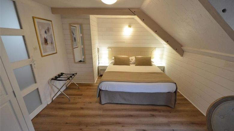 <b>Hotel de la Porte Saint Malo Room</b>. Images powered by <a href="https://iceportal.shijigroup.com/" title="IcePortal" target="_blank">IcePortal</a>.