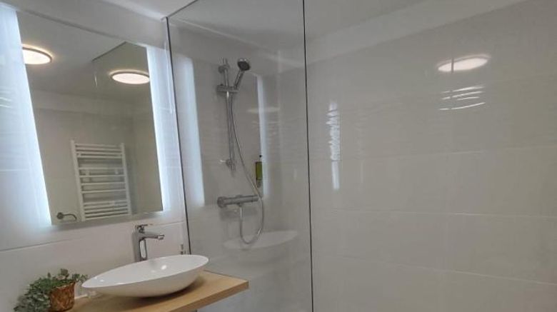<b>Hotel de la Porte Saint Malo Room</b>. Images powered by <a href="https://iceportal.shijigroup.com/" title="IcePortal" target="_blank">IcePortal</a>.