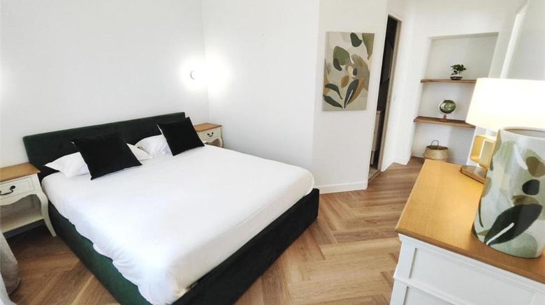 <b>Hotel de la Porte Saint Malo Room</b>. Images powered by <a href="https://iceportal.shijigroup.com/" title="IcePortal" target="_blank">IcePortal</a>.