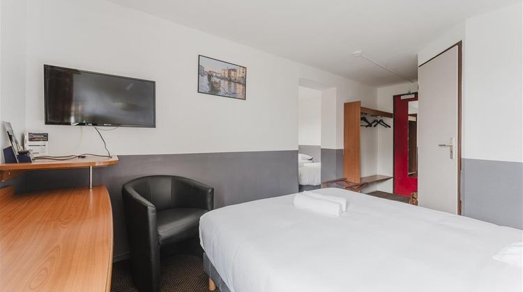 Cap Hotel Room